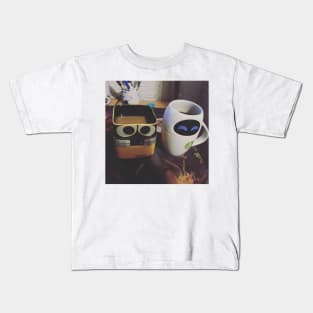 walle and eve mugs Kids T-Shirt